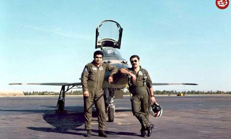 تصویر؛ سفر در زمان؛ عکس یادگاری «خلبانان پایگاه چهارم شکاری دزفول»؛ اواخر دهه 50 تصویر؛ سفر در زمان؛ عکس یادگاری «خلبانان پایگاه چهارم شکاری دزفول»؛ اواخر دهه 50