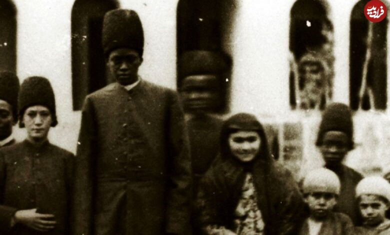 عکس؛ سفر در زمان؛ «گروهی از زنان ناصرالدین شاه و خواجه‌های آفریقایی» در کرج؛ سال 1262