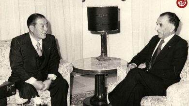 عکس؛ سفر به تاریخ؛ «جمشید آموزگار» در حال بوسیدن دست فرح؛ دهه 50