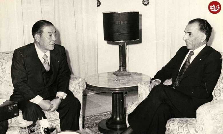 عکس؛ سفر به تاریخ؛ «جمشید آموزگار» در حال بوسیدن دست فرح؛ دهه 50