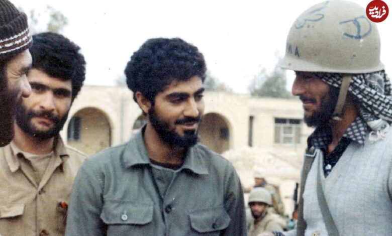 تاریخ و سفر در زمان؛ (عکس) «سردار سلیمانی حال گفتگو با محسن رضایی» دهه 60 عکس؛ سفر در زمان؛ «سردار سلیمانی در حال گفتگو با محسن رضایی»؛ دهه 60