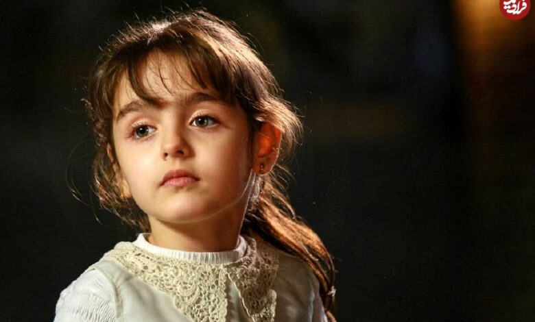 عکس؛ سفر در زمان؛ «مومو» سریال بچه مهندس 1 در کنار جواد عزتی؛ سال 1400