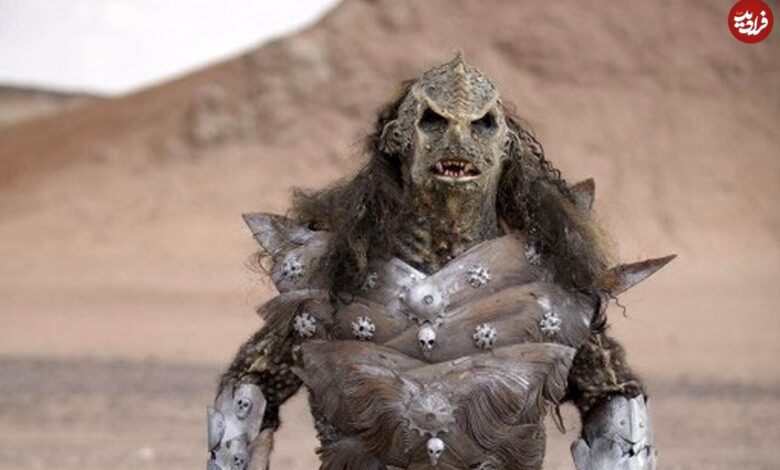 عکس؛ سفر به تاریخ؛ عکس یادگاری «عبدالله اسکندری» (طراح گریم) با «جن سریال مختارنامه»