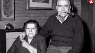 عکس؛ سفر به تاریخ؛ بوسۀ «افسرالملوک سرداری» بر صورت پسرش «امیر عباس هویدا»؛ سال 52