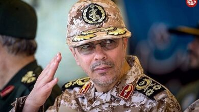 عکس؛ سفر به تاریخ؛ «سپهبد باقری» با لباس کُردی در یک سفره‌خانه بین‌راهی