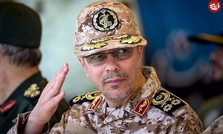 تاریخ و سفر در زمان؛ (عکس) به «سپهبد باقری» با لباس کُردی یک سفرهخانه بینراهی عکس؛ سفر به تاریخ؛ «سپهبد باقری» با لباس کُردی در یک سفرهخانه بینراهی