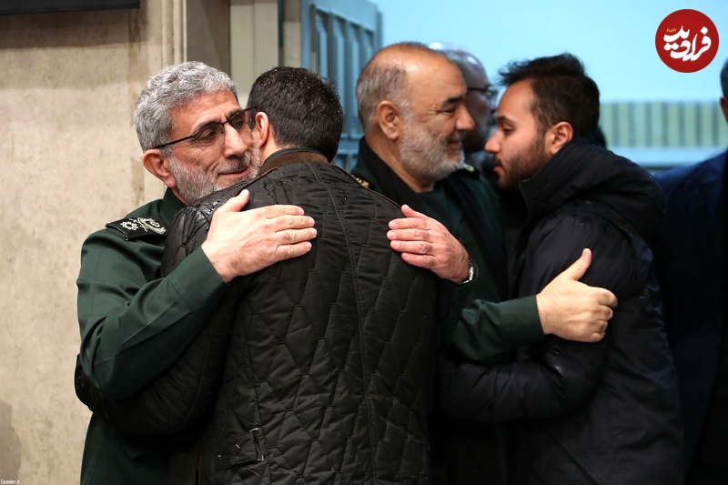 تاریخ و سفر در زمان؛ (عکس) به «پسر سردار سلیمانی» آغوش «سردار قاآنی» بعد از شهادت پ