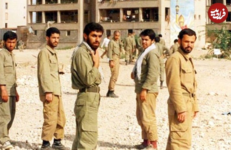 no-name-7 عکس؛ سفر به تاریخ؛ «محمود کریمی» در نوجوانی با لباس بسیجی در جبهه؛ دهۀ 60