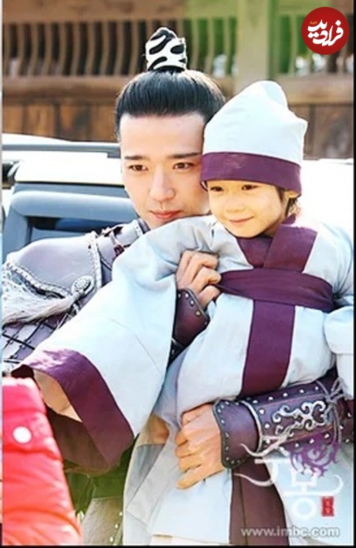 no-name-83 تاریخ و سفر در زمان؛ (عکس) | به «مدیر سایونگ» کنار «یوری، پسر جومونگ» پشتصحنه سریال جومونگ