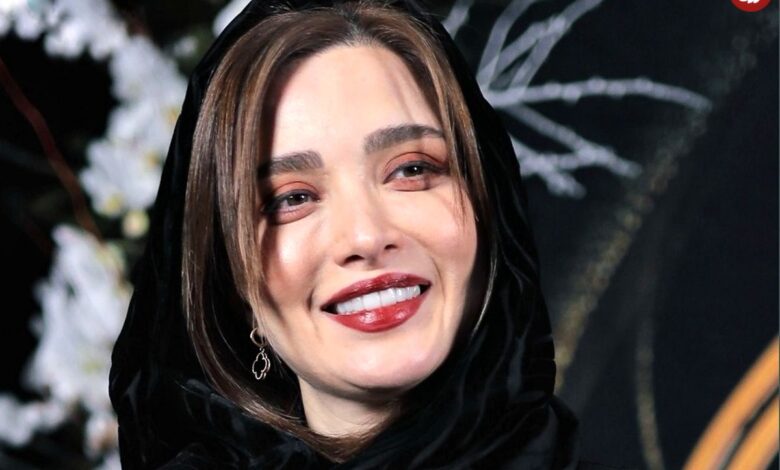 تاریخ و سفر در زمان؛ (عکس) «بهنوش طباطبایی» با چا گلگلی کنار «عباس کیارستمی» 9 سال قبل (عکس) سفر در زمان؛ «بهنوش طباطبایی» با چادر گلگلی در کنار «عباس کیارستمی»؛ 9 سال قبل