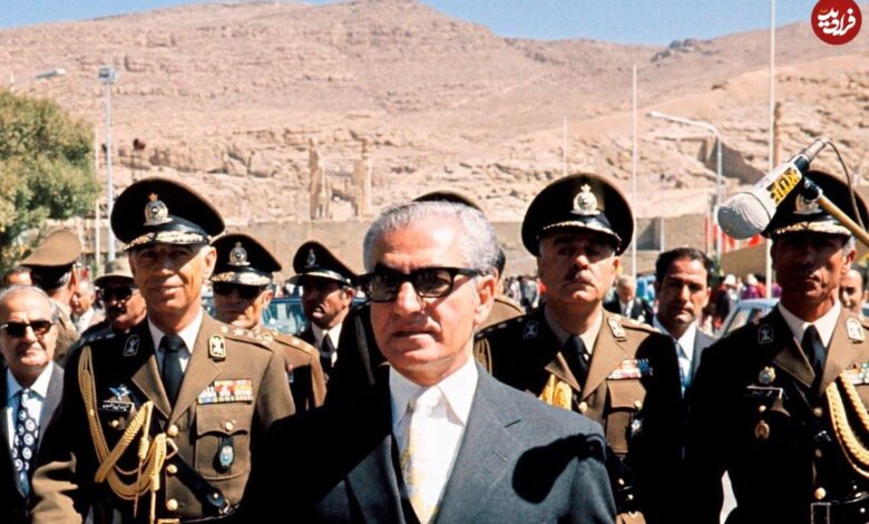 عکس؛ سفر در زمان؛ «محمدرضا پهلوی در حال قدم زدن در فرانسه»؛ سال 1353 عکس؛ سفر در زمان؛ «محمدرضا پهلوی در حال قدم زدن در فرانسه»؛ سال 1353