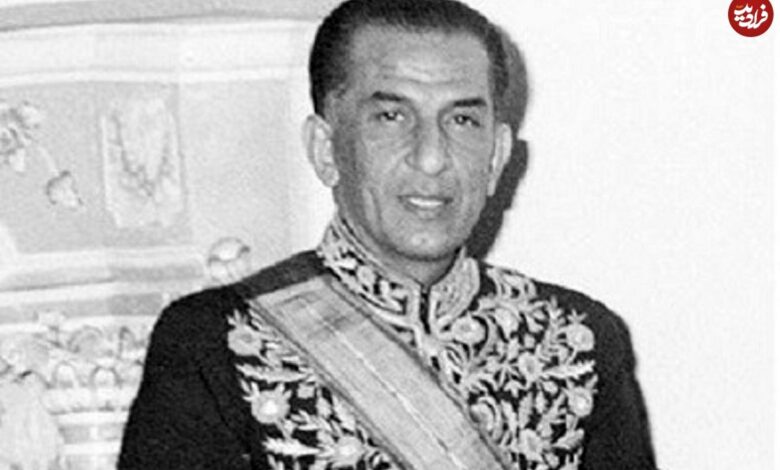 عکس؛ سفر در زمان؛ «جمشید آموزگار در حال گفتگو با محمدرضا پهلوی»؛ سال 1337 عکس؛ سفر در زمان؛ «جمشید آموزگار در حال گفتگو با محمدرضا پهلوی»؛ سال 1337