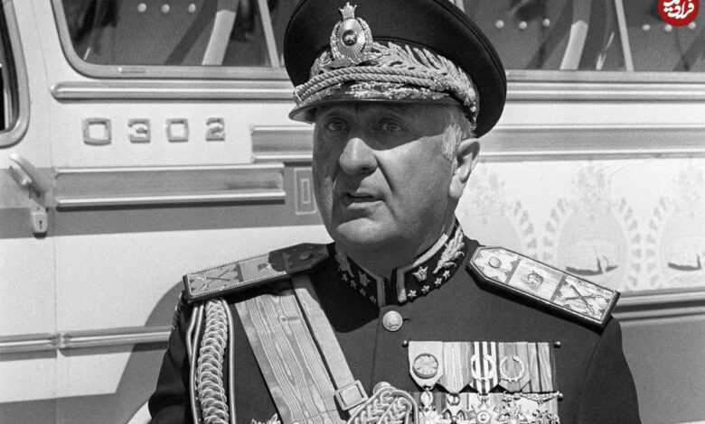 (عکس) سفر در زمان؛ «نصیری، رئیس سوم ساواک» بعد دستگیری توسط نیروهای انقلابی؛ سال 1357