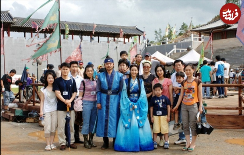 عکس| سفر در زمان؛ به یادگاری «سوسانو و تسو» با هواداران پشت‌صحنه سریال «جومونگ»