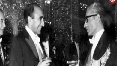 سفر در زمان؛ یادداشت‌های علم، یکشنبه ۱۲ آذر ۱۳۵۱: به شاه گفتم از پول مرحمتی شما که در اختیار استاندار سیستان بود، یک حبه بذر به دست مردم نرسیده