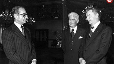 سفر در زمان؛ یادداشت‌های علم، شنبه ۱۸ آذر ۱۳۵۱: به جای فارلند، سفیر سابق آمریکا، رئیس .C.I.A خواهد آمد؛ فارلند از غصه گریه می‌کرد