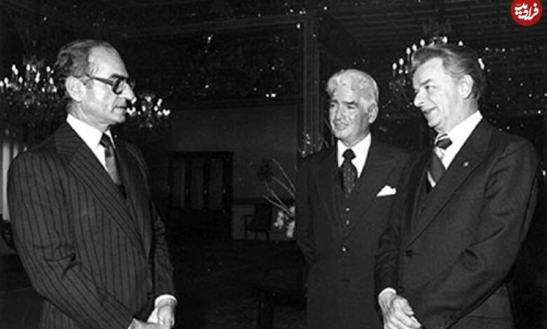 سفر در زمان؛ یادداشت‌های علم، شنبه ۱۸ آذر ۱۳۵۱: به جای فارلند، سفیر سابق آمریکا، رئیس .C.I.A خواهد آمد؛ فارلند از غصه گریه می‌کرد