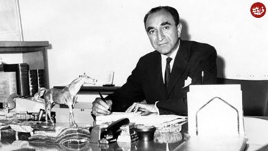 سفر در زمان؛ یادداشت‌های علم، ۲۱ آذر ۱۳۵۱: شاه مرقوم فرمودند که وصیت‌نامه‌شان در حال حاضر نوشته شده