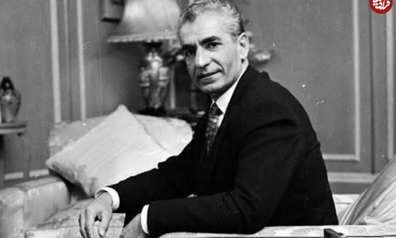 سفر در زمان؛ یادداشت‌های علم، پنجشنبه ۲۳ آذر ۱۳۵۱: شاه می‌خواهد به کلی مسأله قرارداد‌ها و امتیازات نفتی را براندازد؛ این کار دنیا را به هم می‌ریزد