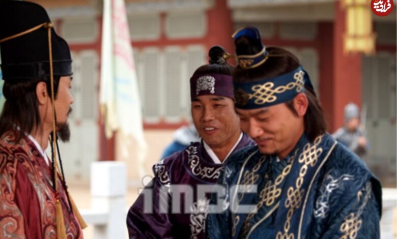 عکس| سفر به تاریخ؛ «تسو» در حال مرتب کردن کمربند «جومونگ» در پشت‌صحنه سریال جومونگ