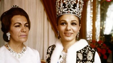 سفر در زمان؛ یادداشت‌های علم، یکشنبه ۳ دی ۱۳۵۱: مادر شهبانو، گوشه‌های زیادی از بدی من به خصوص و بدی مرد‌ها به طور عموم زدند؛ گفتم «من همین هستم؛ خانم علم یا با وضع من می‌ماند یا می‌رود»