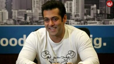 عکس| سفر به تاریخ؛ چهرۀ «سلمان خان» در 1 سالگی در آغوش مادرش «سلما خان»