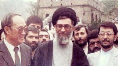 عکس| سفر به تاریخ؛ «رهبر انقلاب» در حال قدم زدن در خیابانی در کشور چین؛ سال 1368