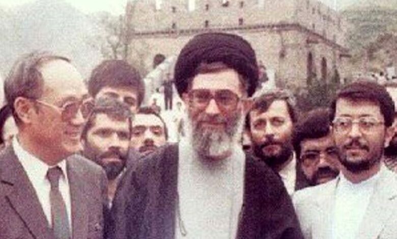 تاریخ و سفر در زمان؛ (عکس) به «رهبر انقلاب» حال قدم زدن خیابانی کشور چین سال 1368 عکس| سفر به تاریخ؛ «رهبر انقلاب» در حال قدم زدن در خیابانی در کشور چین؛ سال 1368