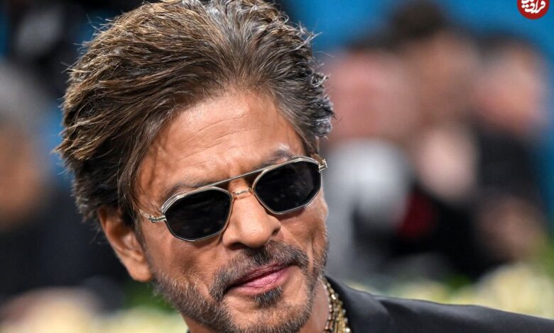 زمان و تقویم چهره ها؛؛ ؛ شاهرخ خان پشت صحنه فیلم آشوکا؛ 1379 عکس سال ۱۴۰۴ عکس؛ سفر در زمان؛ شاهرخ خان در پشت صحنه فیلم آشوکا؛ 1379