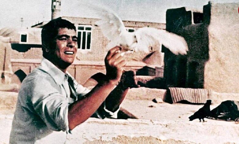 عکس؛ سفر در زمان؛ صف جلوی سینما روز اکران فیلم طوقی سال ۱۳۴۹