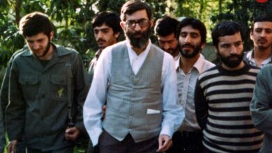 عکس| سفر به تاریخ؛ «رهبر انقلاب» با لباس ارتشی و دوربین در سنگر؛ دهۀ 60