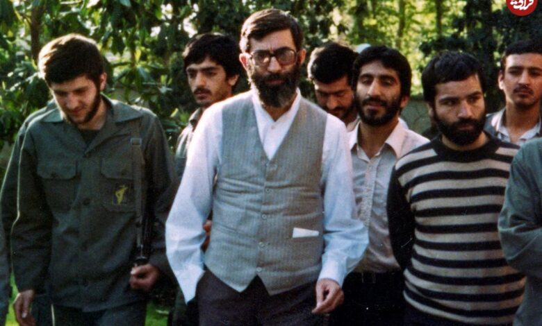 تاریخ و سفر در زمان؛ (عکس) به «رهبر انقلاب» با لباس ارتشی و دوربین سنگر دهۀ 60 عکس| سفر به تاریخ؛ «رهبر انقلاب» با لباس ارتشی و دوربین در سنگر؛ دهۀ 60