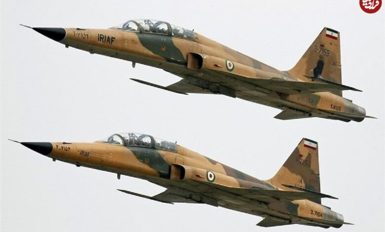 عکس| سفر در زمان؛ «سرتیپ حسین خلیلی» خلبان مشهور در کنار جنگنده F-5؛ دهه 50