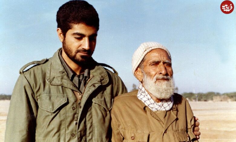 تاریخ و سفر در زمان؛ (عکس) تصویر یادگاری «سردار سلیمانی» با همر نوجوان اش دهه 60 تصویر| سفر در زمان؛ عکس یادگاری «سردار سلیمانی» با همرزمان نوجوان اش؛ دهه 60