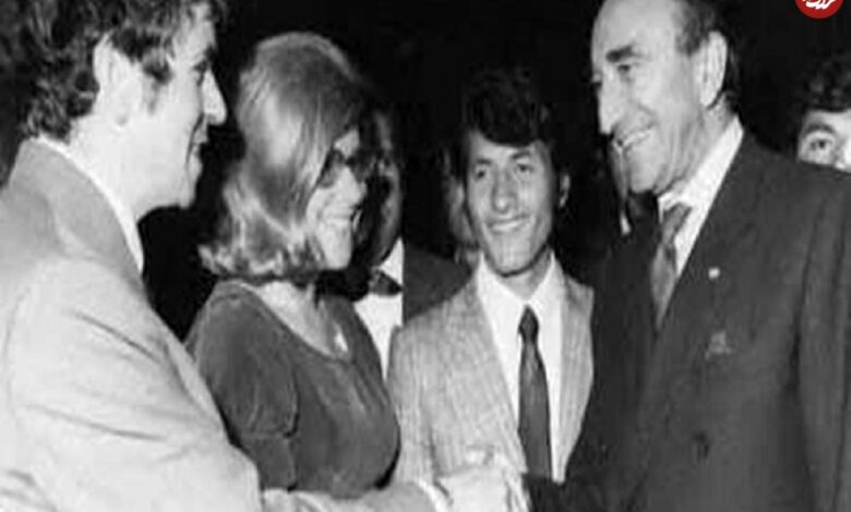 سفر در زمان؛ یادداشت‌های علم، چهارشنبه ۲۲ آذر ۱۳۵۱: سفیر انگلیس هر چه پرسید گفتم «نمی دانم»؛ خندید