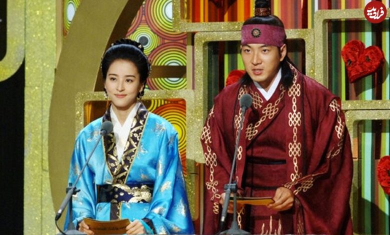 عکس| سفر به تاریخ؛ عکس یادگاری «سوسانو و جومونگ» با هوادارانشان در پشتصحنه عکس| سفر به تاریخ؛ عکس یادگاری «سوسانو و جومونگ» با هوادارانشان در پشتصحنه