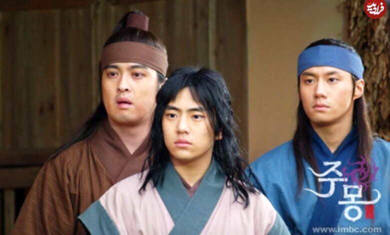 عکس| سفر به تاریخ؛ «یوری، پسر جومونگ» در حال گفتگو با کارگردان در پشت‌صحنه سریال جومونگ