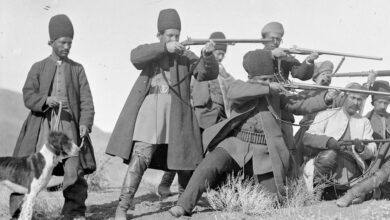 (عکس) سفر به ایران قدیم؛ عکس یادگاری شکارچی‌های عهد قاجار با گراز