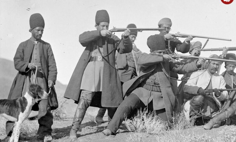 تاریخ و سفر در زمان؛ (عکس) به ایران قدیم یادگاری شکارچیهای عهد قاجار با گراز (عکس) سفر به ایران قدیم؛ عکس یادگاری شکارچیهای عهد قاجار با گراز