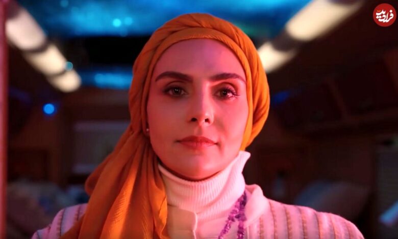 تاریخ و سفر در زمان؛ (عکس) چهرۀ «شری، زن ارسطو» اتاق گریم سریال «پایتخت 7» عکس| سفر زمان؛ چهرۀ «شری، زن ارسطو» در اتاق گریم سریال «پایتخت 7»