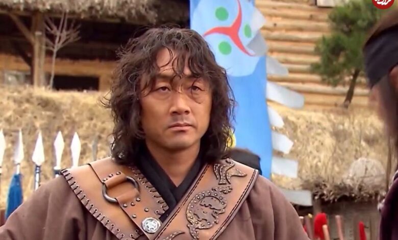 عکس| سفر به تاریخ؛ تیپ و چهرۀ «ژنرال هموسو» با لباس شخصی در پشت‌صحنه سریال «جومونگ»