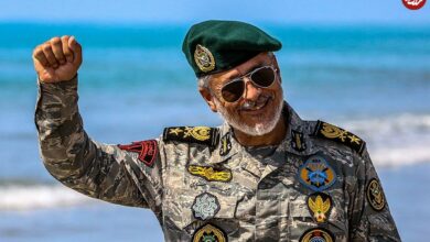 عکس| سفر به تاریخ؛ گریۀ «امیر دریادار سیاری» در دیدار خانواده شهید؛ سال 1394