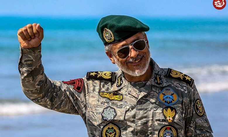 تاریخ و سفر در زمان؛ (عکس) به گریۀ «امیر یادار سیاری» دیدار خانواده شهید سال 1394 عکس| سفر به تاریخ؛ گریۀ «امیر دریادار سیاری» در دیدار خانواده شهید؛ سال 1394