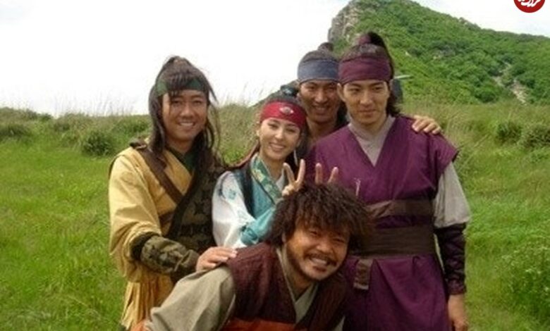 عکس| سفر به تاریخ؛ گفتگوی «اویی، ماری و هیوبو» زیر چتر در پشتصحنه سریال «جومونگ» عکس| سفر به تاریخ؛ گفتگوی «اویی، ماری و هیوبو» زیر چتر در پشتصحنه سریال «جومونگ»