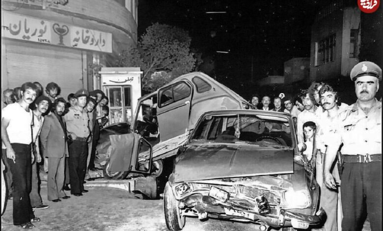 پخش تاریخ زمان و ساعت| نمایش خو وهای تصادفی برای هشدار به رانندگان پیش از انقلاب عکس؛ سفر در زمان؛ نمایش خودروهای تصادفی برای هشدار به رانندگان در پیش از انقلاب