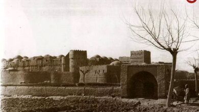 عکس؛ سفر در زمان؛ گردشگر انگلیسی با موتورسیکلت جالبش در جاده شوسه بین یزد و اصفهان در سال ۱۳۳۸