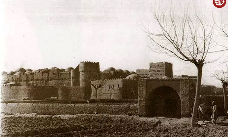 زمان و تقویم چهره ها؛؛ ؛ گردشگر انگلیسی با موتورسیکلت جالبش جاده شوسه بین یزد و اصفهان سال ۱۳۳۸ عکس سال ۱۴۰۴ عکس؛ سفر در زمان؛ گردشگر انگلیسی با موتورسیکلت جالبش در جاده شوسه بین یزد و اصفهان در سال ۱۳۳۸