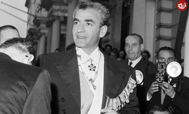 عکس| سفر در زمان؛ «محمدرضا پهلوی» در حال چک کردن آلبوم عکس هایش با ثریا بعد طلاق؛ سال 1337