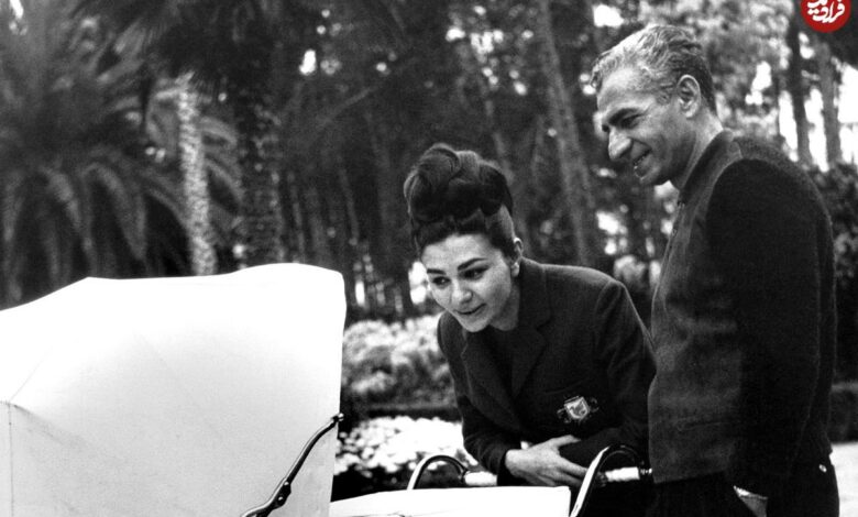 عکس| سفر در زمان؛ «شاه و همسر سوم» در حال شطرنج بازی کردن در اوایل ازدواج؛ سال 1338