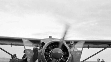 عکس؛ سفر در زمان؛ محمدرضا پهلوی در حال پرواز با یک هواپیمای ملخی سال 38